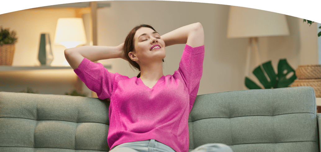 Frau entspannt am Sofa
