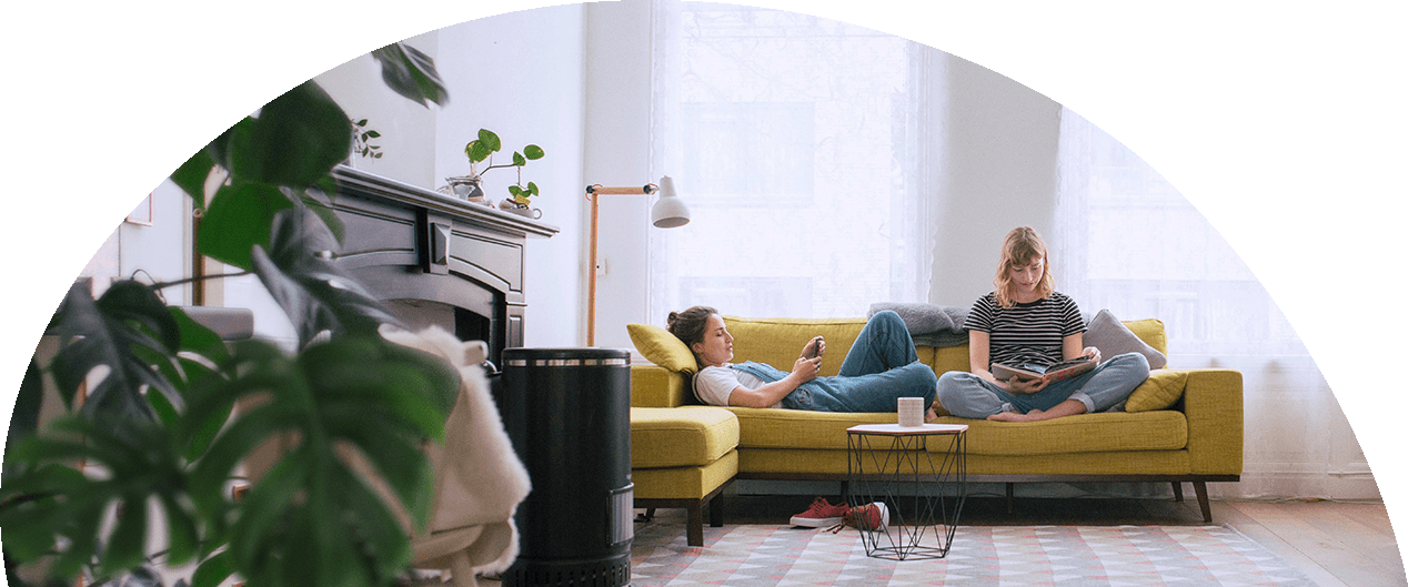 Im geöffneten Laptop wird was getippt.