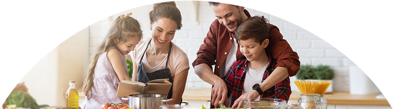 Familie kocht gemeinsam