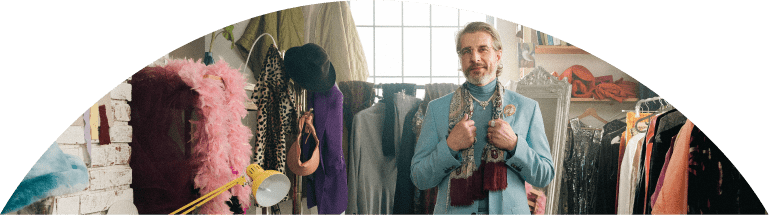 Modedesigner steht in seinem Atelier.