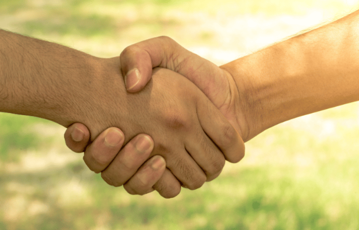 Handschlag vor grün, gelben Hintergrund