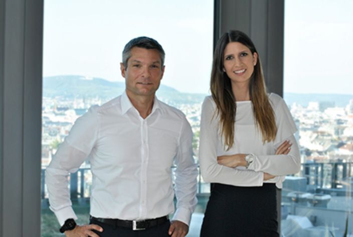 Die Geschäftsführer Rene Huber und Marion Sima posieren vor der Kamera.