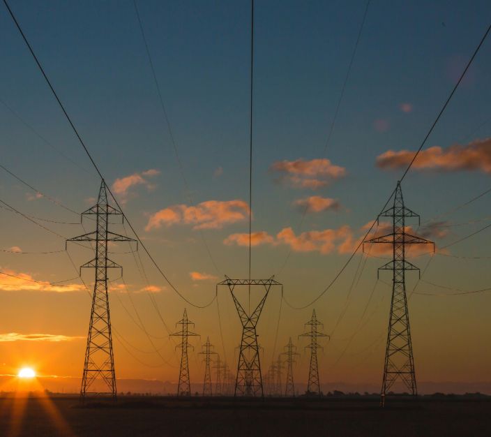 Stromnetz bei Sonnenuntergang