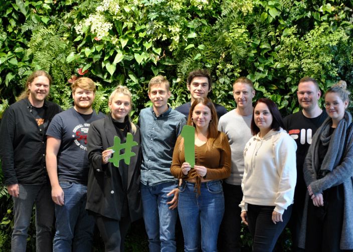 Das Team von go green energey posiert vor der Kamera.