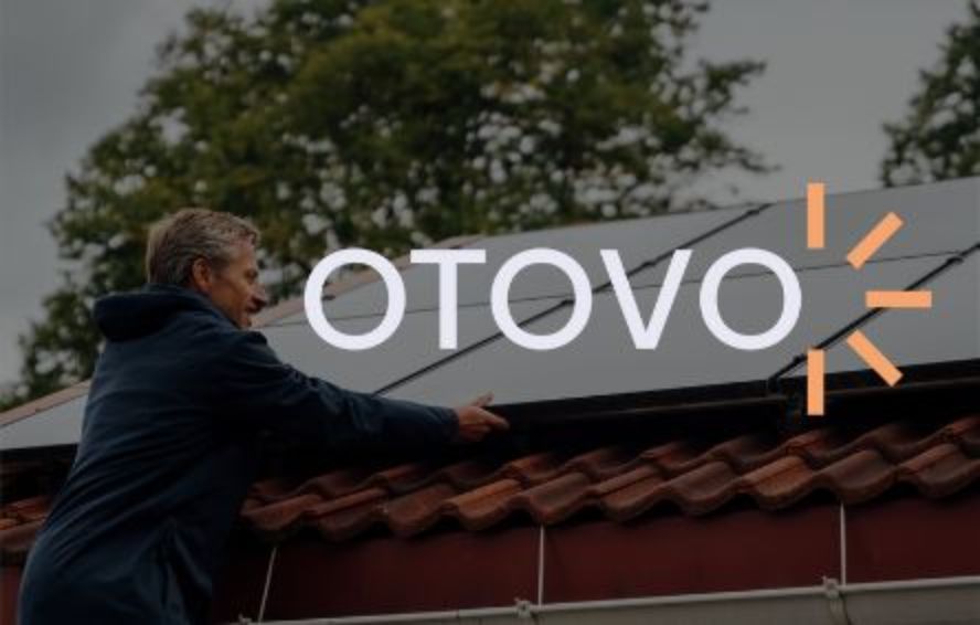 Mann befestigt PV-Anlage am Dach